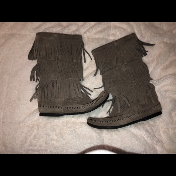 Minnetonka fringe boots - Picture 3 of 4
